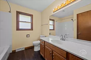 1201 Johnston Dr, Aurora, IL 60506 - Photo 12