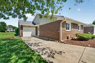 881 Heatherbrook Ct, Wheaton, IL 60189 - Photo 1