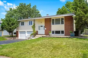 4255 Dixon Dr, Hoffman Estates, IL 60192 - Photo 2