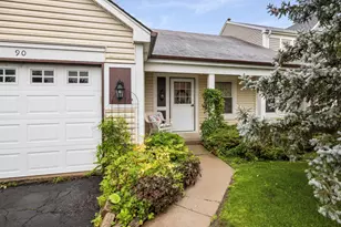 90 Sandhurst Rd, Mundelein, IL 60060 - Photo 2