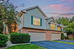 121 Commons Ct, Wheeling, IL 60090 - Photo 2