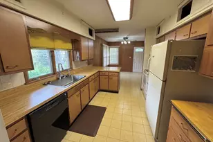 303 Gayle Ave, Dekalb, IL 60115 - Photo 4