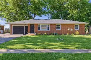120 Terry Dr, Sugar Grove, IL 60554 - Photo 1