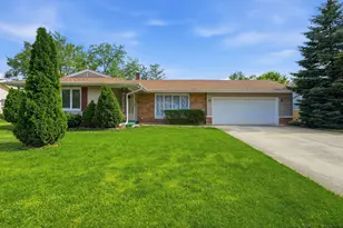 213 Edgeware Rd, Elk Grove Village, IL 60007 - Photo 1