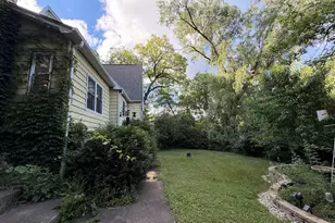 922 Valley Ave, McHenry, IL 60051 - Photo 6