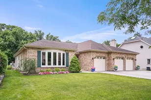 142 Elizabeth Ct, Wood Dale, IL 60191 - Photo 2