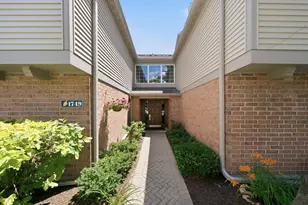 1749 Eastwood Ct, Schaumburg, IL 60195 - Photo 2