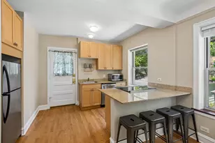 2018 W Greenleaf Ave, Chicago, IL 60645 - Photo 8