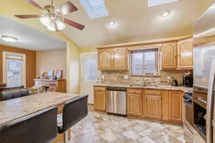 7642 W 92nd Pl, Hickory Hills, IL 60457 - Photo 6