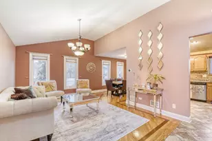 7642 W 92nd Pl, Hickory Hills, IL 60457 - Photo 2