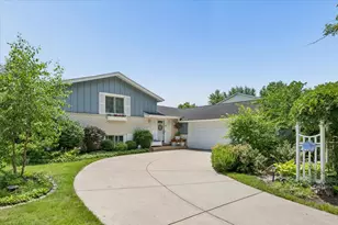 4017 Carousel Dr, Northbrook, IL 60062 - Photo 2