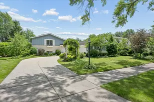 4017 Carousel Dr, Northbrook, IL 60062 - Photo 1