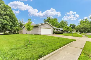 2009 Crescent Dr, Champaign, IL 61821 - Photo 8