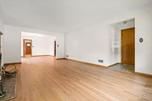 9253 S Sacramento Ave, Evergreen Park, IL 60805 - Photo 6