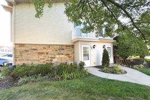 341 Jefferson Ct, Vernon Hills, IL 60061 - Photo 2