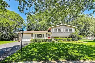 318 W Hackberry Dr, Arlington Heights, IL 60004 - Photo 1