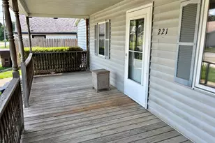 221 N George St, Clifton, IL 61727 - Photo 2