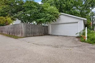 1605 E Taylor St, Bloomington, IL 61701 - Photo 30