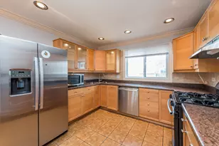 551 W Park Ave, Libertyville, IL 60048 - Photo 8
