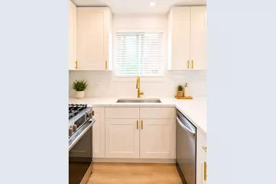5819 W Higgins Avenue #2D, Chicago, IL 60630 - Photo 4