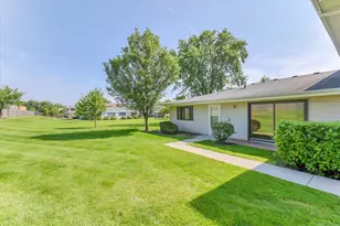 1434 Millbrook Ct, Schaumburg, IL 60193 - Photo 2