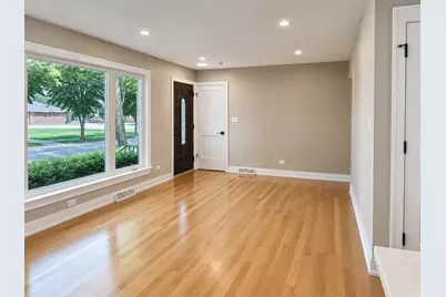 307 N Fairview Avenue N, Mount Prospect, IL 60056 - Photo 4
