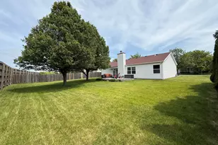 216 Magnolia Dr, North Aurora, IL 60542 - Photo 2