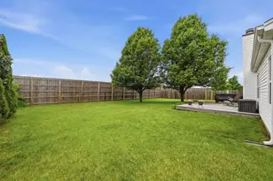216 Magnolia Dr, North Aurora, IL 60542 - Photo 2