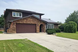 9157 S 83rd Ct, Hickory Hills, IL 60457 - Photo 2