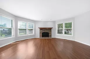 98 Willow Pkwy, Buffalo Grove, IL 60089 - Photo 2