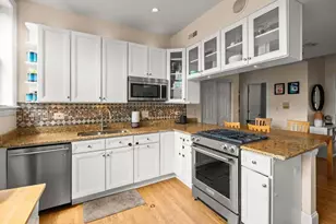 735 W Waveland Ave, Chicago, IL 60613 - Photo 14