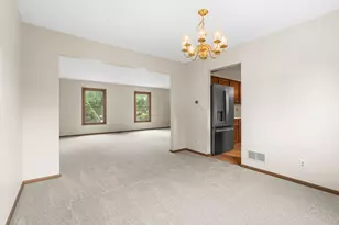 980 Sandalwood Ln, Crystal Lake, IL 60014 - Photo 4