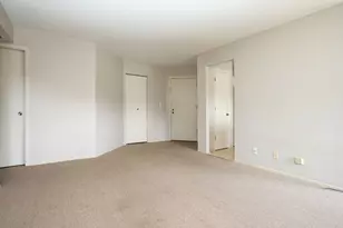 1 Trails Dr, Schaumburg, IL 60194 - Photo 4