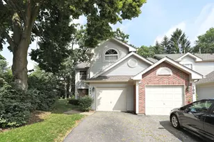 704 Shady Oaks Ct, Elgin, IL 60120 - Photo 2
