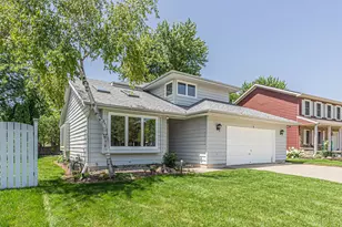 6 Spinnaker Ct, Third Lake, IL 60030 - Photo 2
