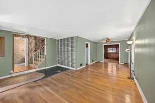 10742 S Longwood Dr, Chicago, IL 60643 - Photo 2