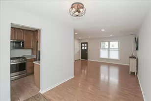 5049 Lichfield Dr, Hoffman Estates, IL 60010 - Photo 8