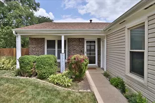 5049 Lichfield Dr, Hoffman Estates, IL 60010 - Photo 2