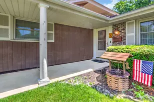 135 Jeffery Ln, Schaumburg, IL 60193 - Photo 2