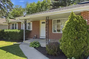 904 Chippewa Dr, Elgin, IL 60120 - Photo 2