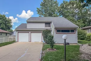 2314 Mulberry Ct, Champaign, IL 61821 - Photo 2