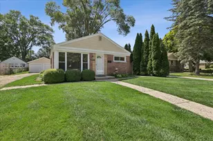 837 Lange St, Mundelein, IL 60060 - Photo 1