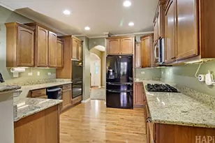 462 E Amberside Dr, Elgin, IL 60124 - Photo 2