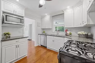 32W183 Glos St, Wayne, IL 60184 - Photo 10