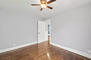 555 E 105th St, Chicago, IL 60628 - Photo 12
