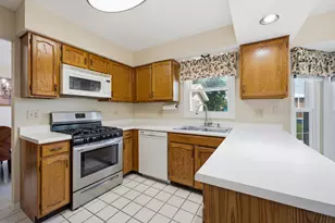 399 Stonewood Cir, Carol Stream, IL 60188 - Photo 10
