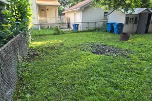 381 Spruce St, Aurora, IL 60506 - Photo 2