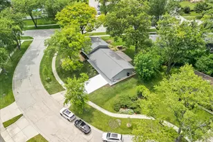 590 Durham Ct, Hoffman Estates, IL 60169 - Photo 2