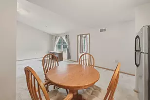 771 S Parkcrest Dr, Freeport, IL 61032 - Photo 6