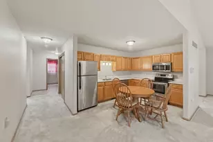 771 S Parkcrest Dr, Freeport, IL 61032 - Photo 4